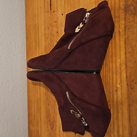 BCBG burgundy wedge ankle boots with gold side zippers size 10 - Picture 5 of 10